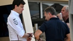 Toto Wolff (li.) im Gespräch mit Christian Horner. Verliert er George Russell an die Bullen? (Bild: APA/AFP)