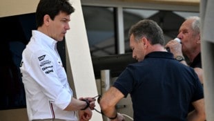 Werden wohl keine Freunde mehr: Christian Horner (Mitte) und Toto Wolff (l.). (Bild: APA/AFP)