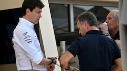 Toto Wolff (li.) im Gespräch mit Christian Horner. Verliert er George Russell an die Bullen? (Bild: APA/AFP)