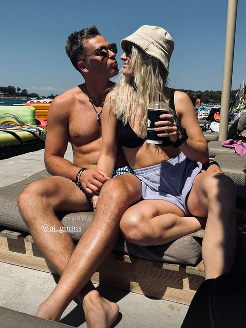 AJ Ginnis and Christina Födermayr are enjoying their time together in Greece. (Bild: Instagram)