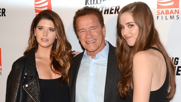 Arnold Schwarzenegger mit seinen Töchtern Katherine (l.) und Christina (Bild: Billy Bennight / Action Press / picturedesk.com)