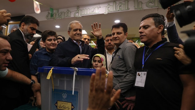 Der iranische Präsidentschaftskandidat und Reformist Massoud Pezeshkian gibt während der iranischen Präsidentschaftswahl am 28. Juni 2024 in einem Wahllokal in Teheran seine Stimme ab. (Bild: APA/AFP/ATTA KENARE)