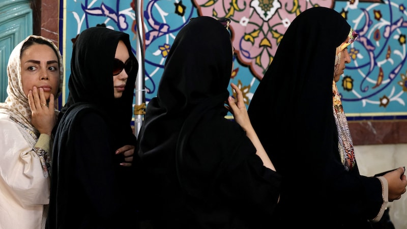 Iráni nők sorban állnak egy teheráni szavazóhelyiség előtt. (Bild: APA/AFP/ATTA KENARE)