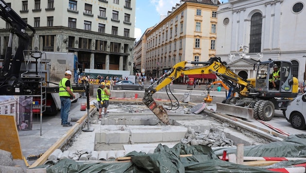 The excavators have already moved into Michaelerplatz. (Bild: Zwefo)