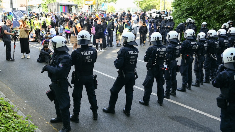 A rendőrség felszólította a tüntetőket, hogy "tartsák távol magukat az erőszakos cselekményektől és a rendbontó magatartástól". (Bild: AFP)