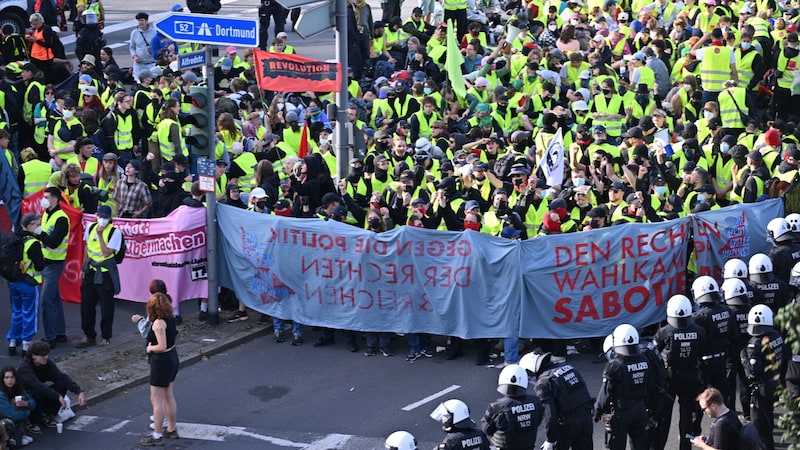 Demonstrators near the Grugahalle (Bild: APA/dpa/Henning Kaiser)