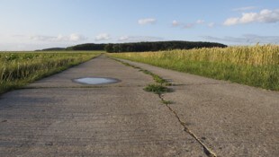 Am Feldweg (Symbolbild) flogen nach einem Überholmanöver die Fäuste.