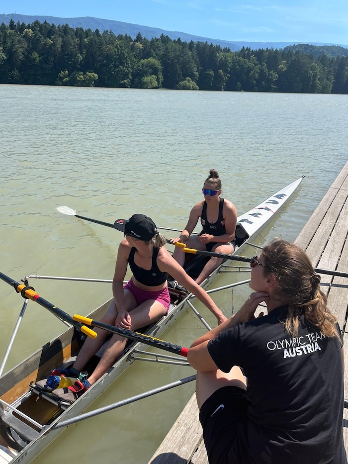 Beim Kondi-Camp in Maribor saß Emily Schöpf (hinten) in einem Boot mit Abfahrtsweltcupgesamtsiegerin Conny Hütter.