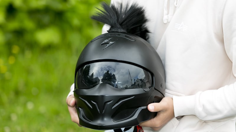 Always with me: the strikingly decorated motorcycle helmet (Bild: Mathis Fotografie)