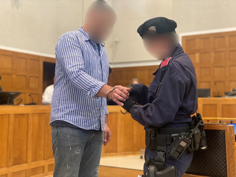 After the accused threatened not only his former boss in Vorarlberg, but also his boss in Tyrol, he was remanded in custody. From there he went straight to the courthouse. (Bild: Dorn Chantall)