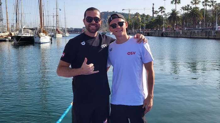 Luca Karl und Landestrainer Plamen Ryaskov trainieren für die Freiwasser-Quali für die Spiele ...