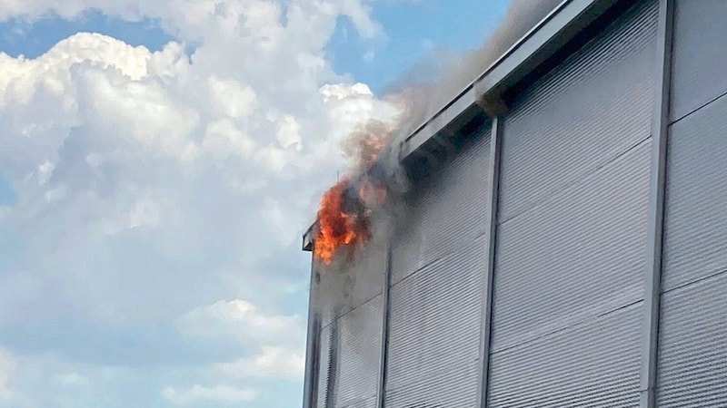 Die Flammen loderten in der Zwischendecke und griffen auf das Dach über. (Bild: Christian Schulter)