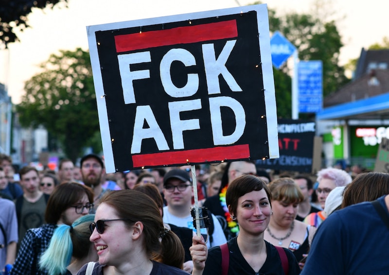 Seit Samstagmittag ziehen nach Angaben der Veranstalter 50.000 Menschen zu einer Kundgebung vor der Grugahalle in Essen, wo der AfD-Bundesparteitag stattfindet. (Bild: AFP)