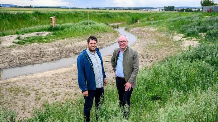 Landsvize Stephan Pernkopf (rechts) mit Florian Faber, dem Bürgermeister von Pillichsdorf im Bezirk Mistelbach.