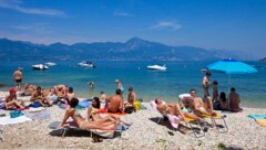 Urlauberinnen und Urlauber am Gardasee (Bild: AFP/GARDEL BERTRAND / HEMIS.FR / HEMIS VIA AFP)