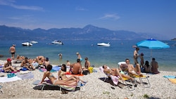 Urlauberinnen und Urlauber am Gardasee (Bild: AFP/GARDEL BERTRAND / HEMIS.FR / HEMIS VIA AFP)