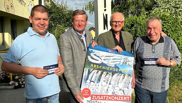 Surprise for those celebrating a milestone birthday at the Kolping Houses in Waidhofen an der Thaya this year. In the picture from left: Alois Kuschal, Gottfried Waldhäusl, Andy Marek and Hermann Huber. (Bild: zVg)
