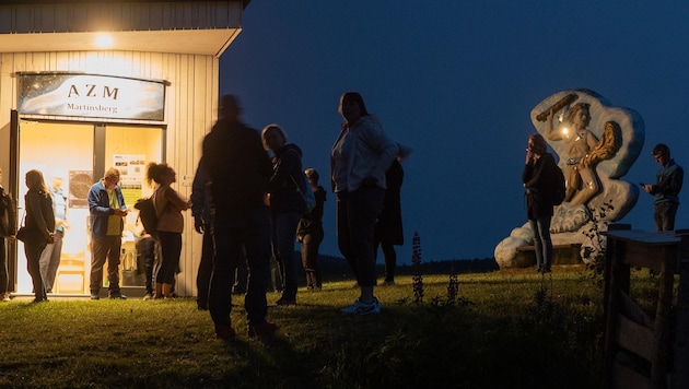 Der Mond blieb leider bis zum Ende des Abends verborgen. Im Zentrum glänzte das Sternwarten-Team aber mit hochinteressanten Bildern und Vorträgen. (Bild: KLAUS SCHINDLER)