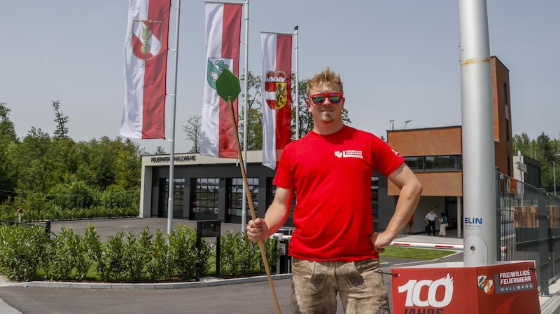 Patrik at the brand new fire station next to the sports field (Bild: Tschepp Markus)