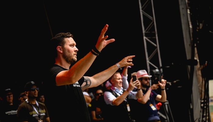 Manfred Hirtenlehner conducted the magnificent concert. The sweltering heat did not stop the thousands of musicians from playing together. 