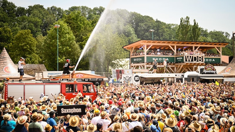 At 32 degrees, everyone was happy to be cooled off by the fire department. (Bild: Wenzel Markus)