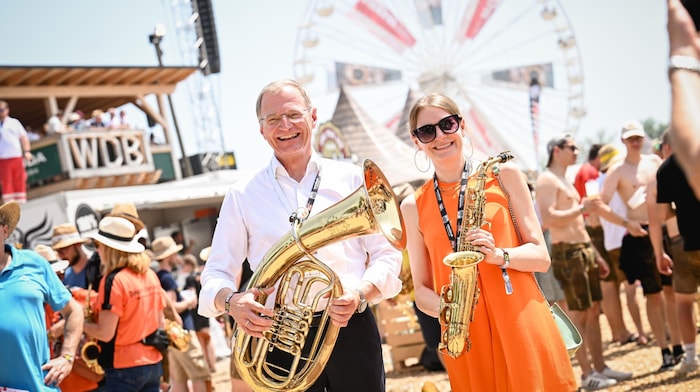 Governor Thomas Stelzer also mingled with the celebrating crowd together with "OÖ-Krone" editor-in-chief Alexandra Halouska. 