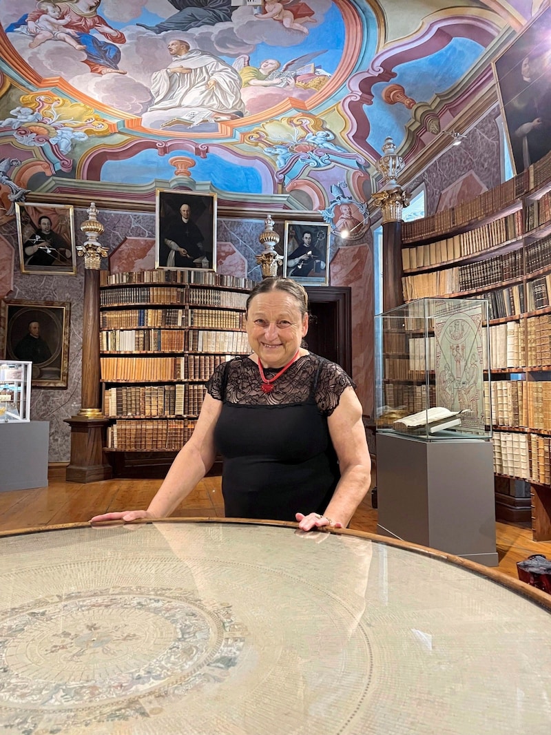 Stiftshistorikerin Elisabeth Brenner zeigt den berühmten Kepler-Tisch in der Reiner Bibliothek (Bild: Jörg Schwaiger)