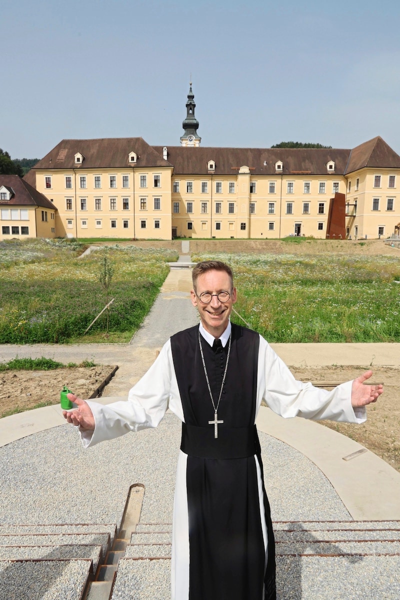 Abt Philipp Helm vor dem Barockgarten des prächtigen Stifts Rein, der nach alten historischen Plänen neu angelegt wird. (Bild: Jauschowetz Christian/Christian Jauschowetz)