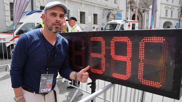 Organizer Andreas Mauerhofer with a view of the sweat-inducing temperature.