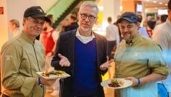 Peter Stöger konnte sich schon beim 6:1-Testspielsieg in Wien schwer entscheiden – Kebab oder Kaiserschmarrn? (Bild: Urbantschitsch Mario/Mario Urbantschitsch)