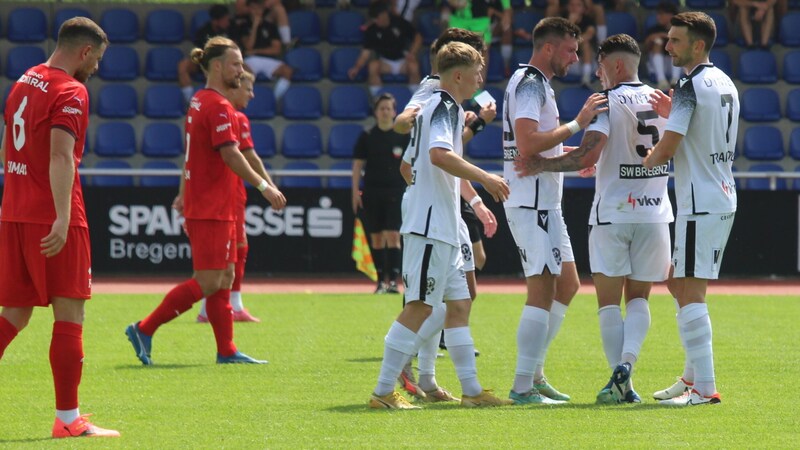 Stefan Umjenovic (re. außen) schwärmt vom neuen Bregenzer Team. (Bild: Peter Weihs)