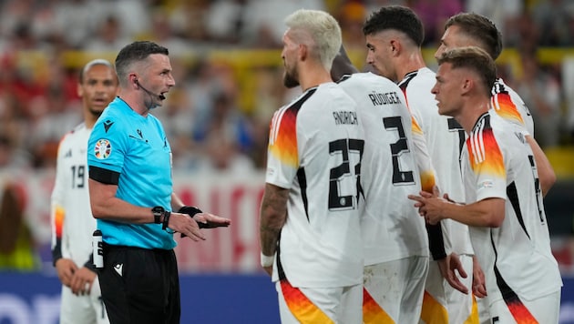 After a VAR check, the decision is made: Penalty for Germany! (Bild: AP ( via APA) Austria Presse Agentur/ASSOCIATED PRESS)