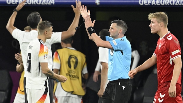 Referee Michael Oliver from England saw everything correctly. (Bild: AFP or licensors)