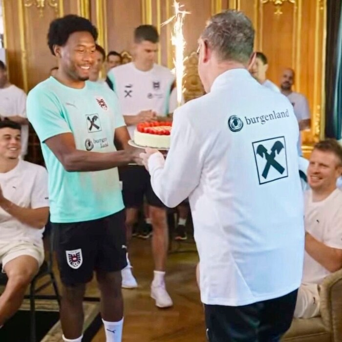 David Alaba überreichte Ralf Rangnick die Geburtstagstorte.