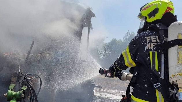 The fire was quickly contained with extinguishing foam (Bild: FF Niederwaldkirchen)