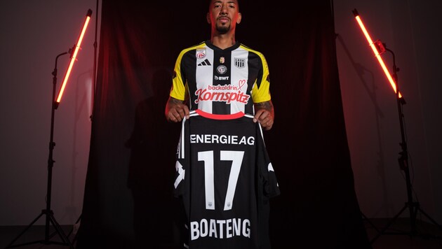 Jérôme Boateng hatte das LASK-Outfit bisher nur für ein Fotoshooting an. (Bild: LASK)