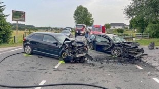 Bei dem Unfall wurden zwei Personen schwer verletzt und vier weitere Insassen leicht.