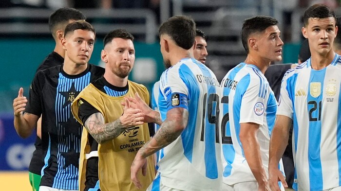 Lionel Messi (in der gelben Weste) wurde geschont.