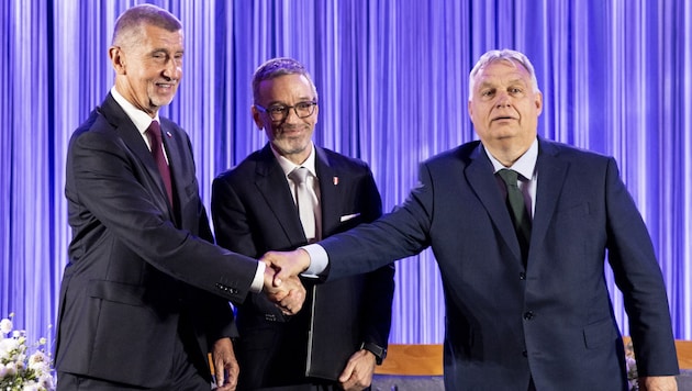 "Hazafias kiáltvány": Herbert Kickl, az FPÖ vezetője találkozik Orbán Viktor magyar miniszterelnökkel (jobbra) és Andrej Babiš cseh ex-miniszterelnökkel (balra) vasárnap Bécsben. (Bild: APA/TOBIAS STEINMAURER)