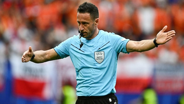 Artur Soares Dias referees Austria's match against Turkey. (Bild: AFP)