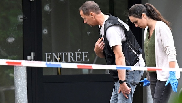 Die Ermittler am Tatort (Bild: APA/AFP/Jean-Christophe VERHAEGEN)