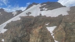 Der 69-jährige Holländer rutschte auf dem Schneefeld aus und stürzte danach 200 Meter über eine Felswand in die Tiefe. (Bild: KaPo Gaubünden)