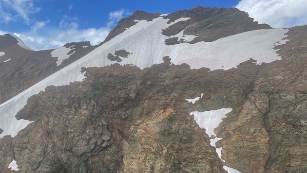 69 yaşındaki Hollandalı karlı arazide kaymış ve ardından 200 metrelik bir kayalıktan aşağı düşmüştür. (Bild: KaPo Gaubünden)