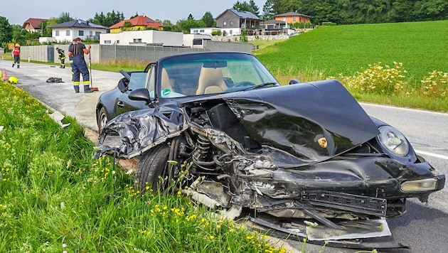 Spor otomobilin ön tarafı çarpışma sırasında ciddi şekilde ezilmiştir (Bild: TEAM FOTOKERSCHI / RAUSCHER)