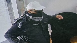 Der Verdächtige befindet sich aktuell noch auf der Flucht.