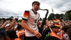 André Schnura heizt den Fans mit seinem Saxophon ein. (Bild: APA/AFP/PATRICIA DE MELO MOREIRA)