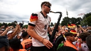 André Schnura heizt den Fans mit seinem Saxophon ein. (Bild: APA/AFP/PATRICIA DE MELO MOREIRA)