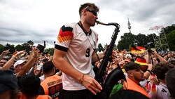 André Schnura heizt den Fans mit seinem Saxophon ein. (Bild: APA/AFP/PATRICIA DE MELO MOREIRA)