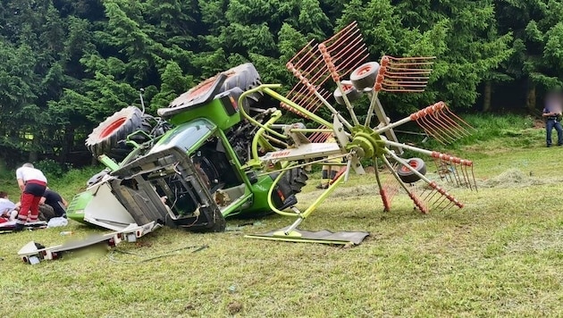 Der Bauer stürzte mit schwerem Gerät um (Bild: Feuerwehr Zederhaus)
