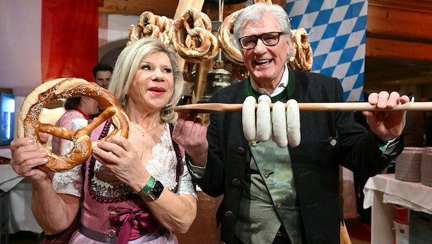 Marianne and Michael Hartl are always drawn to Austria - like here at a veal sausage party in Going in the Kitzbühel district. (Bild: APA/BARBARA GINDL)